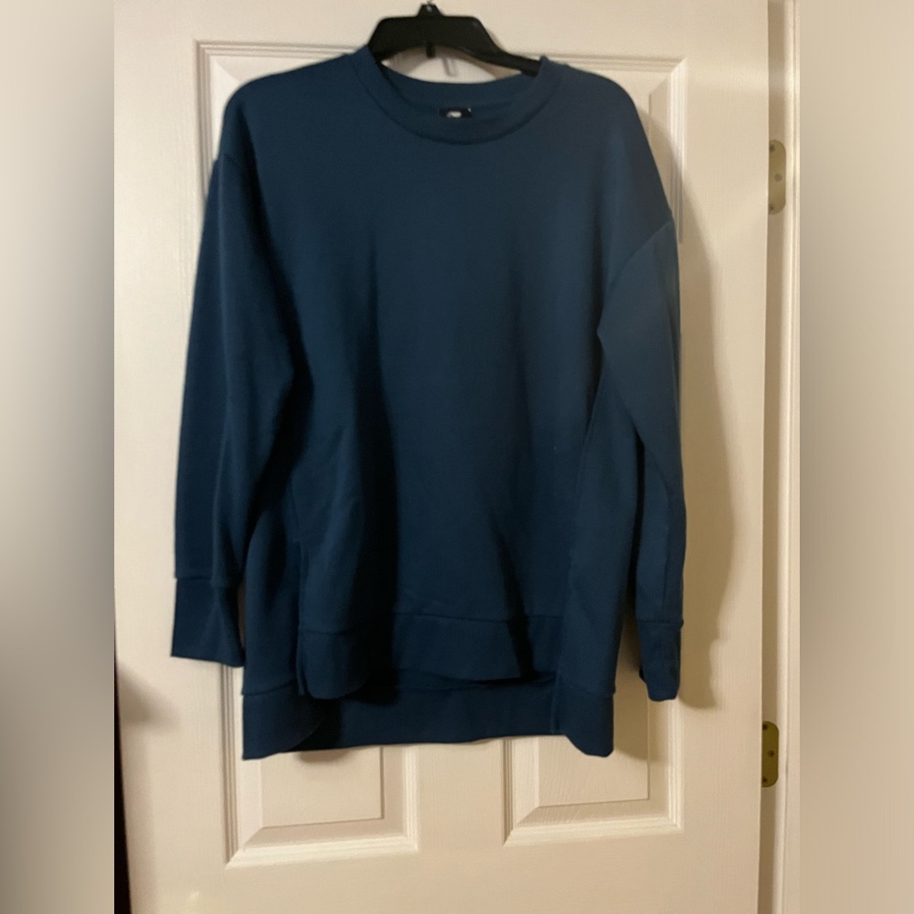 Women’s sweatshirt.